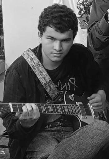 Enzo tocando guitarra
