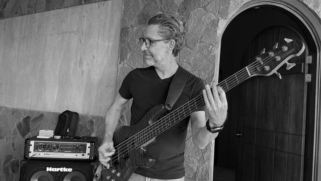Eddy feliz con su bajo